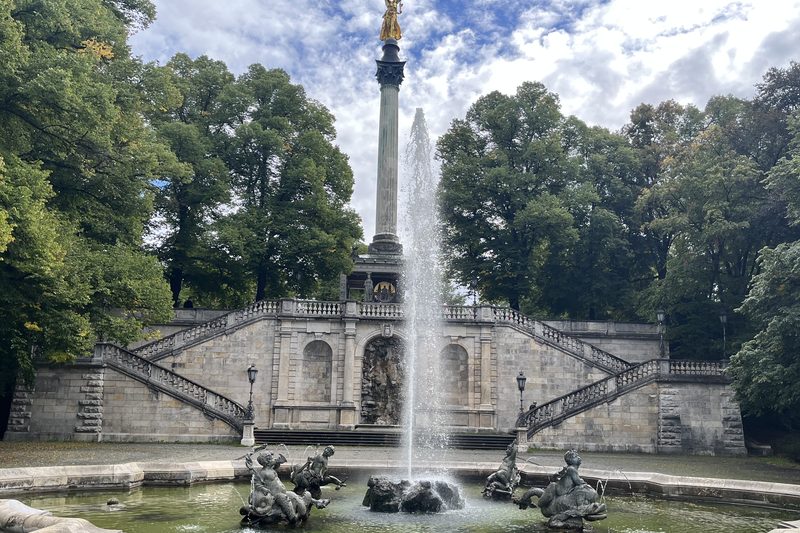 Friedensengel mit Brunnen und Freitreppe an der Prinzregentenstraße in Bogenhausen