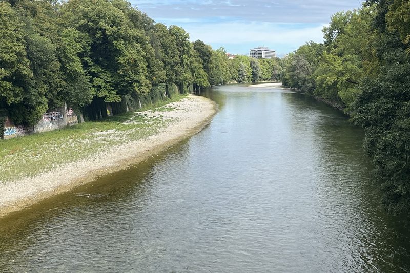Isar mit Kiesbank unterhalb der Luitpoldbrücke in Bogenhausen