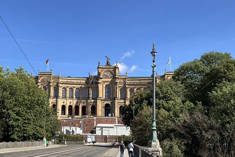 Maximilianeum in Haidhausen, Sitz des Bayerischen Landtags, von der Maximiliansbrücke aus gesehen