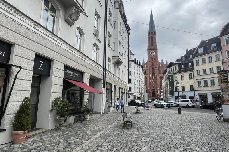 St. Johann Baptist, die Pfarrkirche von Haidhausen, vom Wiener Platz aus gesehen