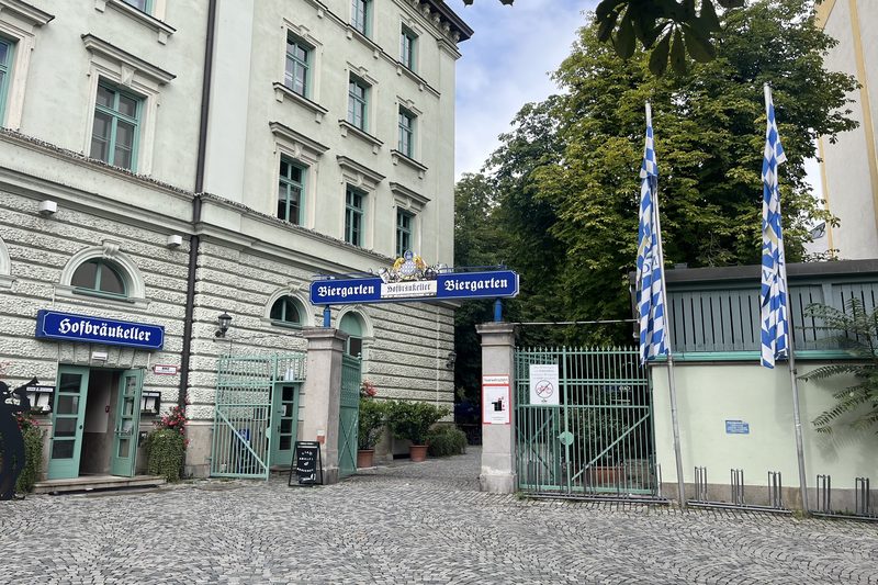 Eingang zum Hofbräukeller mit Biergarten am Wiener Platz in Haidhausen