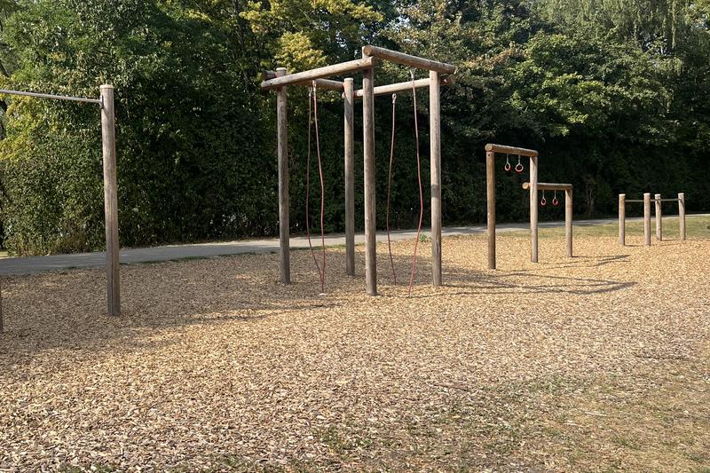 Frei zugängliche Calisthenics-Anlage am Feringasee in Unterföhring