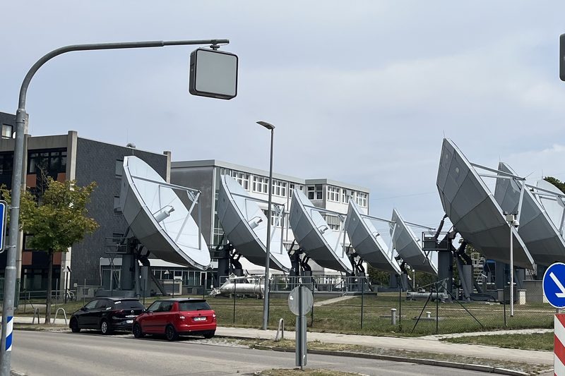 Satellitenschüsseln einer Sendeanlage im Gewerbegebiet Ost in Unterföhring
