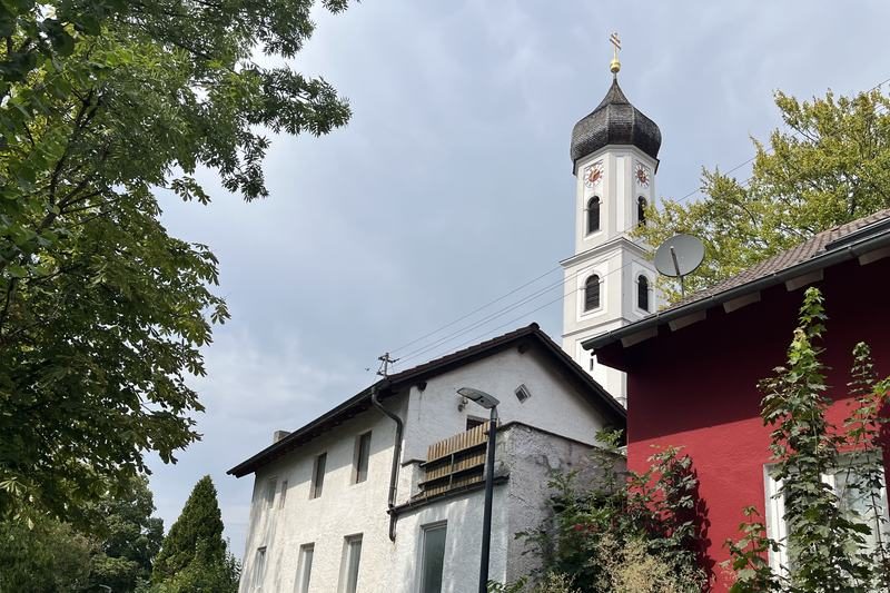 Kirchturm von St. Valentin im alten Ortskern von Unterföhring