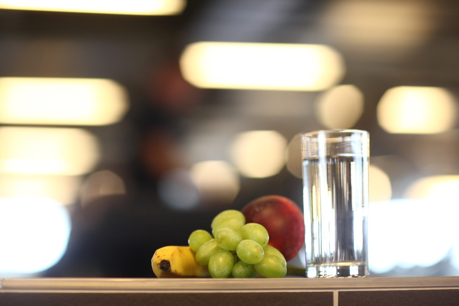 Ernährungsberatung München – frisches Obst und ein Glas Wasser